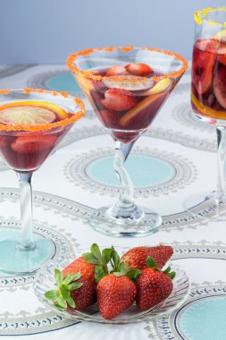 Farklı tür bir bardak sangria ile.