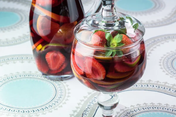 Glas und Krug mit dem beliebten Getränk auf Weinbasis - Sangria. — Stockfoto
