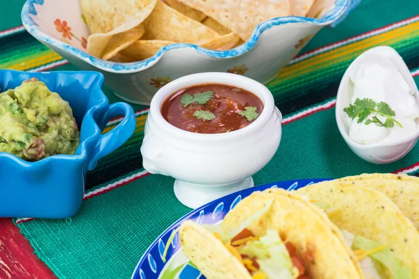 Мексиканская фиеста. Тако, тарелка с чипсами. сальса. guacamole . — стоковое фото