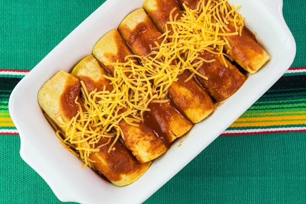 Plato de cazuela con comida mexicana - enchiladas de carne cruda . —  Fotos de Stock