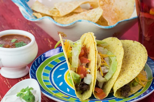 メキシコのフィエスタ テーブル。牛肉と野菜のタコス プレート チップを搭載しました。. — ストック写真