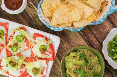 Meksika fiesta tablo. Nacho, quesadillas, guacamole DIP.