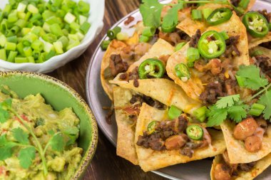 Meksika yemeği. Nacho, guacamolle dip.