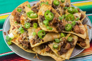 Sığır eti ve pinto fasulye ile ev yapımı pişmiş nachos.