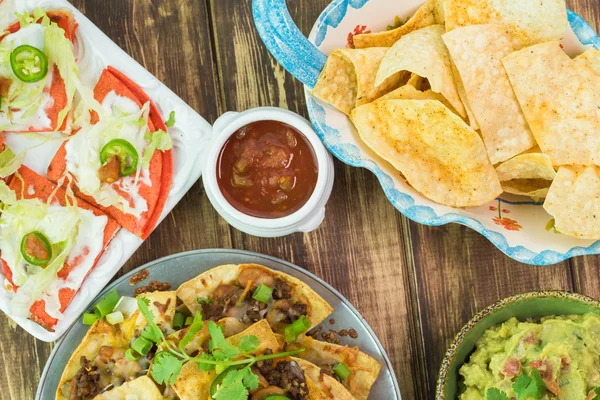 Мексиканская еда. начос, кесадилья, гуакамоле, чипсы с тортильей . — стоковое фото