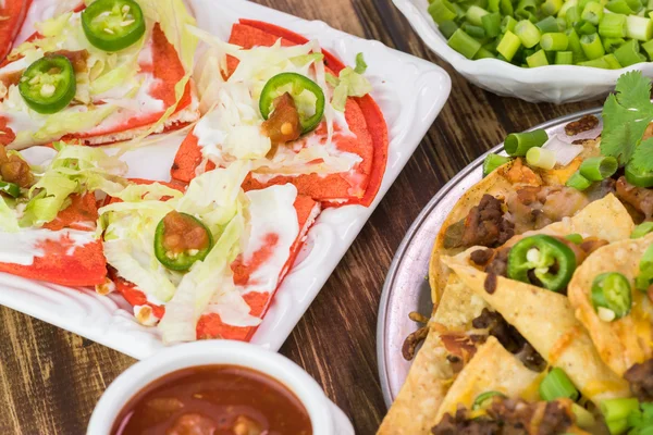 Comida mexicana. Quesadillas caseras de queso, nachos . —  Fotos de Stock