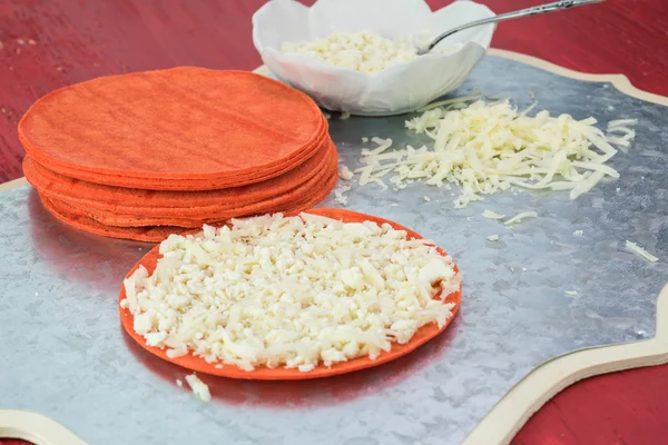 Ingredientes para quesadillas caseras de queso. Tortillas de maíz rojo , —  Fotos de Stock