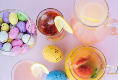 Üst görünüm sürahi ve pembe limonata, cam ve sürahi çilek portakal çiçeği yumruk ile bardak.