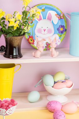 Paskalya dekorasyon Paskalya yumurta, tavşanlar ve şekerler.