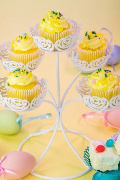 Easter cupcakes decorated easter eggs sprinkles — Stock Photo, Image