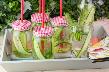 Salatalık, zencefil, Bahar taze dereotu su infüzyon.