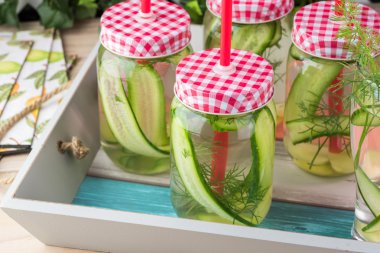 Salatalık, zencefil, Bahar taze dereotu su infüzyon.