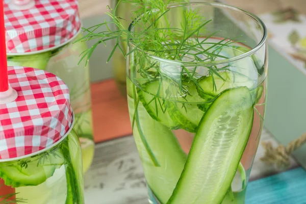 Pepino, gengibre, endro fresco de primavera água infundida . — Fotografia de Stock