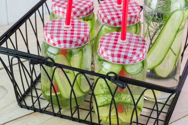 Pepino, jengibre, agua infundida de eneldo fresco de primavera . —  Fotos de Stock