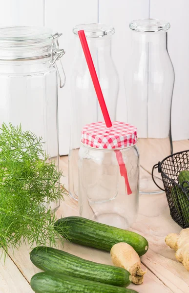 Ingredientes para pepino, jengibre, primavera eneldo fresco infundido wate —  Fotos de Stock