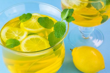 Zencefil, limon, nane infüzyon zerdeçal su.