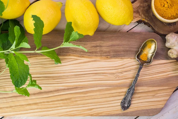 Bahan untuk jahe, lemon, mint diresapi air kunyit . — Stok Foto