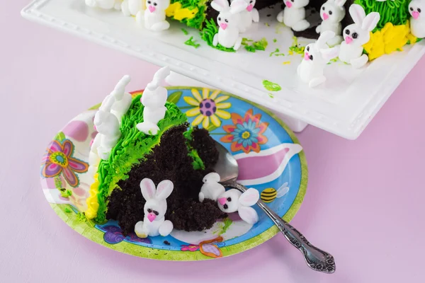 Kawałek ciasta króliczek wielkanocny na talerzu. — Zdjęcie stockowe