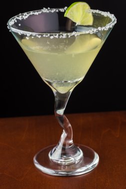 Klasik margarita kokteyl tuz RIM, kireç tekerlek ile süslenmiş 