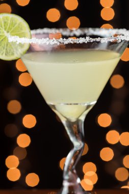 Klasik margarita kokteyli tuz kenarı ve kireç hıçkırığile süslenmiş