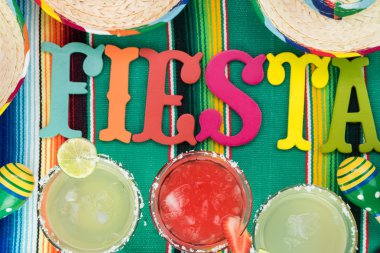 Gözlük klasik margarita kokteyl ve strawber ile Üstten Görünüm