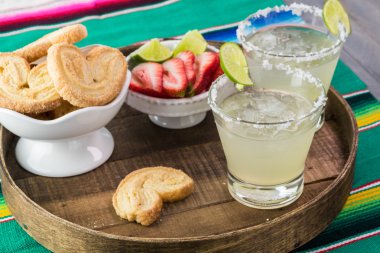 Klasik margarita kokteyl tuz RIM, kireç tekerlek ile süslenmiş.