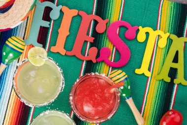 Gözlük klasik margarita kokteyl ve çilek margarita kokteyl ile Üstten Görünüm.