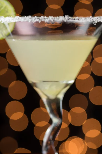 Classic cocktail margarita guarnito con bordo sale e ruota di calce — Foto Stock
