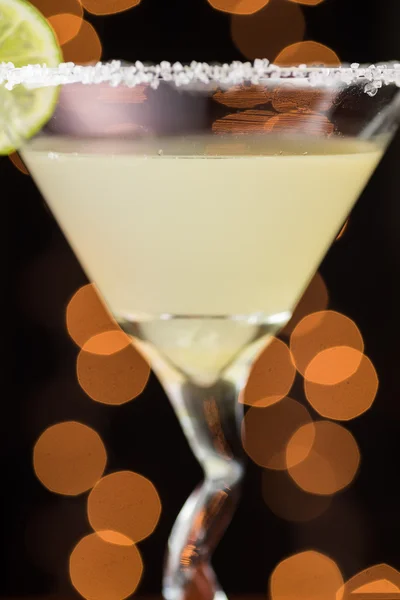 Classic cocktail margarita guarnito con bordo sale e ruota di calce . — Foto Stock