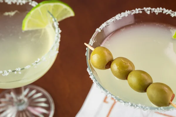 Klassieke cocktail margarita gegarneerd met zout rand, kalk wiel — Stockfoto