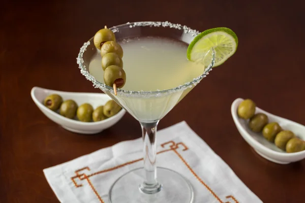 Classic cocktail margarita guarnito con bordo sale, ruota di lime e olive . — Foto Stock