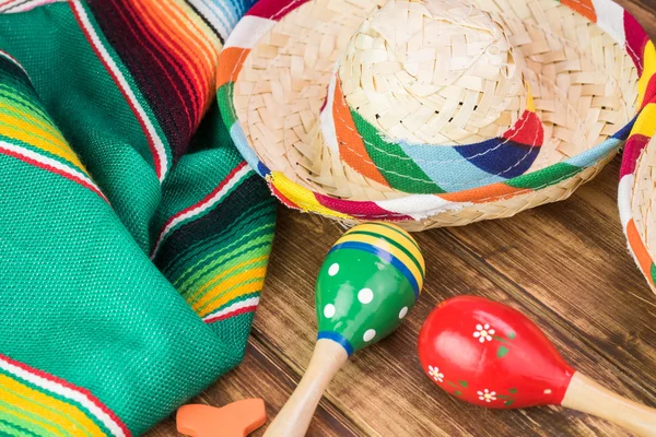 Mexikansk fiesta bordsdekoration med färgglada Fiesta maracas, Sombreros. — Stockfoto