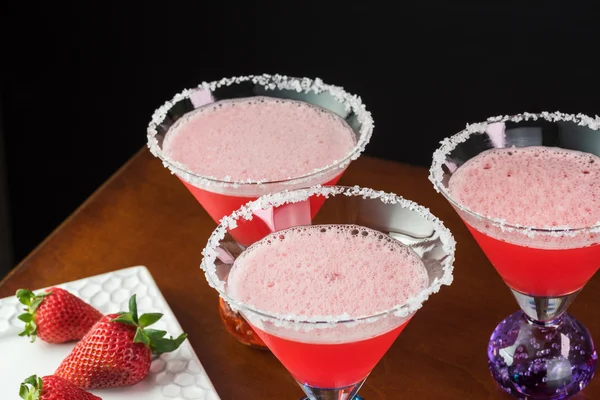 Aardbei Margarita cocktail gegarneerd met zout RIM en strawb — Stockfoto