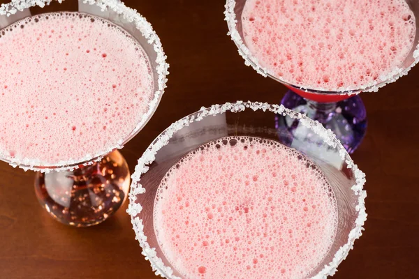 Strawberry Margarita cocktail garnerad med salt RIM. — Stockfoto