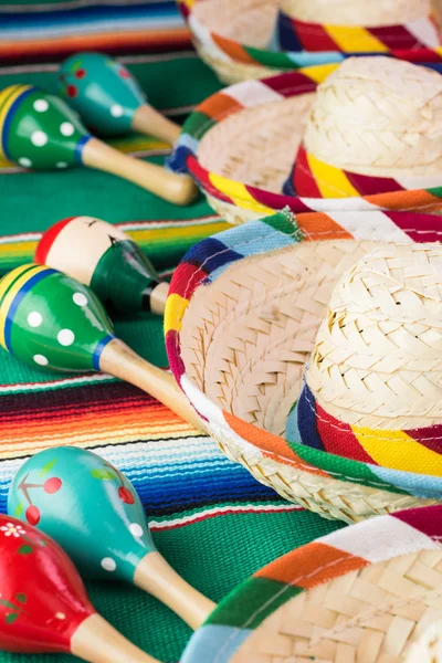 Decoração de mesa de fiesta mexicana com fiesta maracas coloridas, sombreros . — Fotografia de Stock