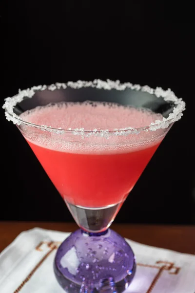 Cocktail di margarita alla fragola guarnito con bordo di sale . — Foto Stock