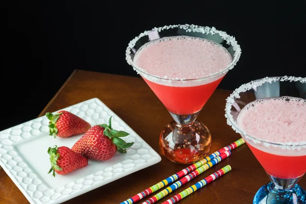 Cocktail di margarita alla fragola guarnito con bordo di sale . — Foto Stock