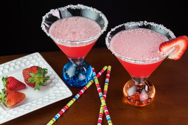 Cocktail di margarita alla fragola guarnito con bordo di sale . — Foto Stock