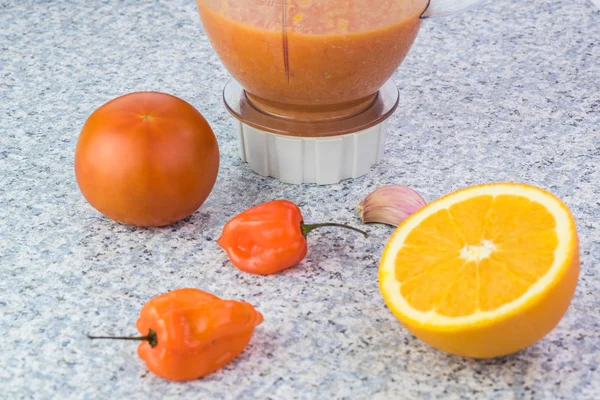 Ingredientes para molho de pimenta e molho de pimenta misturado . — Fotografia de Stock