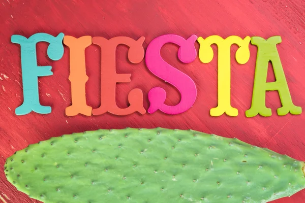 Mexikansk fiesta bordsdekoration med färgglada fiesta bokstäver och cactus, — Stockfoto