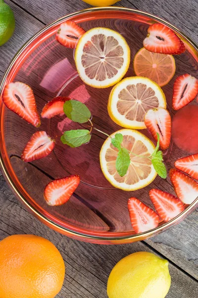 Citrus, straberry, menta infundido agua . —  Fotos de Stock