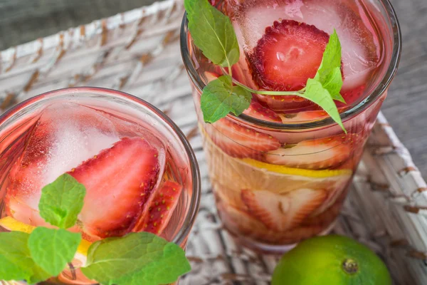 Citrus, straberry, menta infundido agua . — Foto de Stock