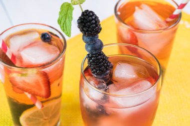 Narenciye, çilek su infüzyon.