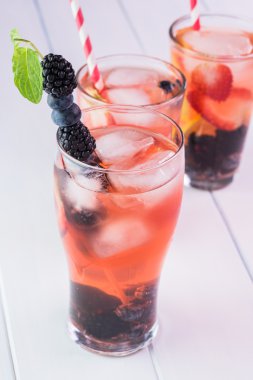 Narenciye, çilek, su infüzyon nane.