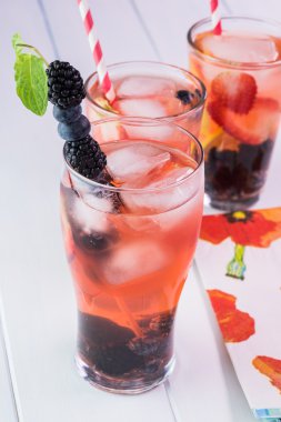 Narenciye, çilek, su infüzyon nane.