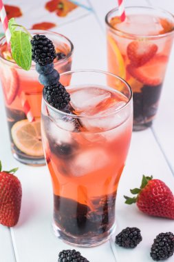 Narenciye, çilek, su infüzyon nane.