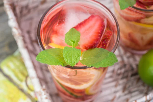 Citrinos, estraberry, água com infusão de hortelã . — Fotografia de Stock