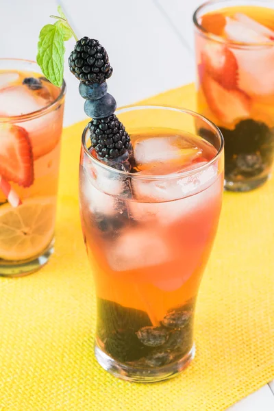 Zitrusfrüchte, Beeren, Wasser. — Stockfoto