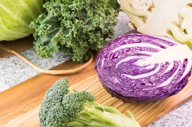 Taze sebze çiftçi pazarından. Yeşil, mor lahana, lahana, brokoli.