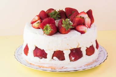 Ev yapımı lezzetli Çilekli pasta.